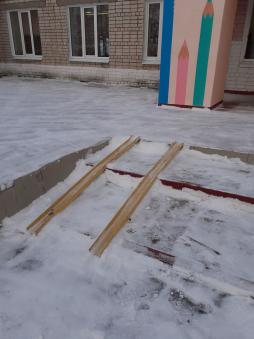 Пологий скат на ступеньках крыльца